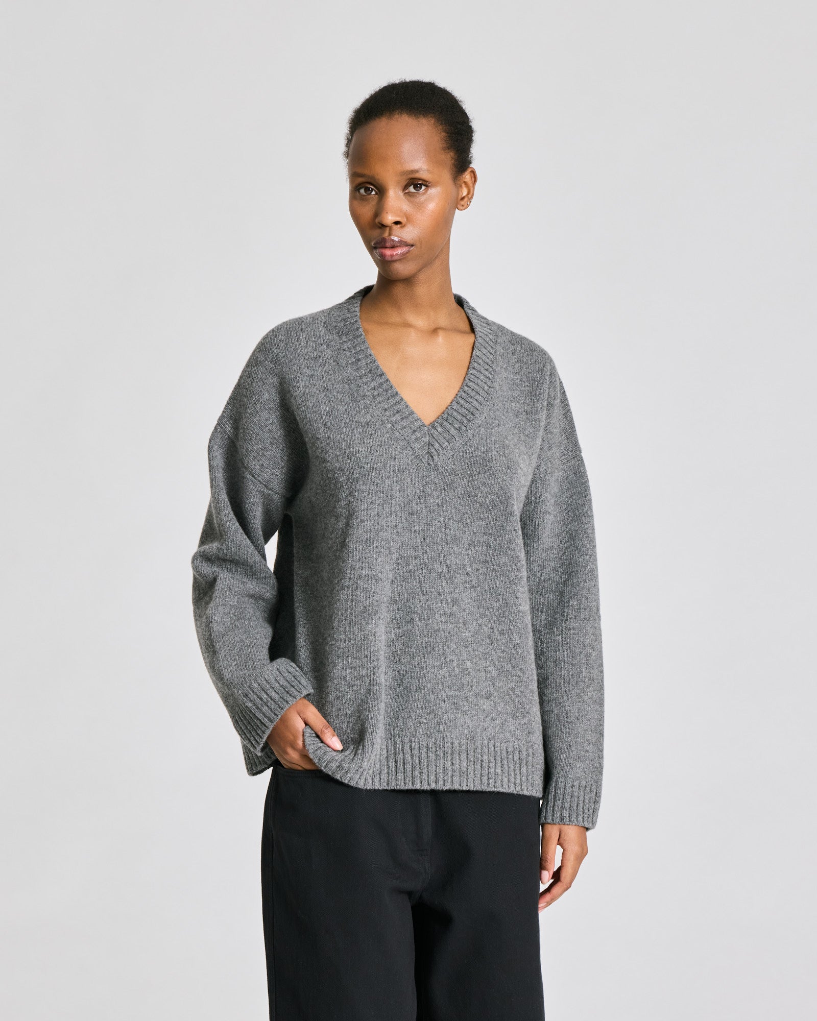 GAI+LISVA Elvira Lambswool V-neck Knit GOTS Lambswool l Knitwear 631 Grafitti Grey Melangé